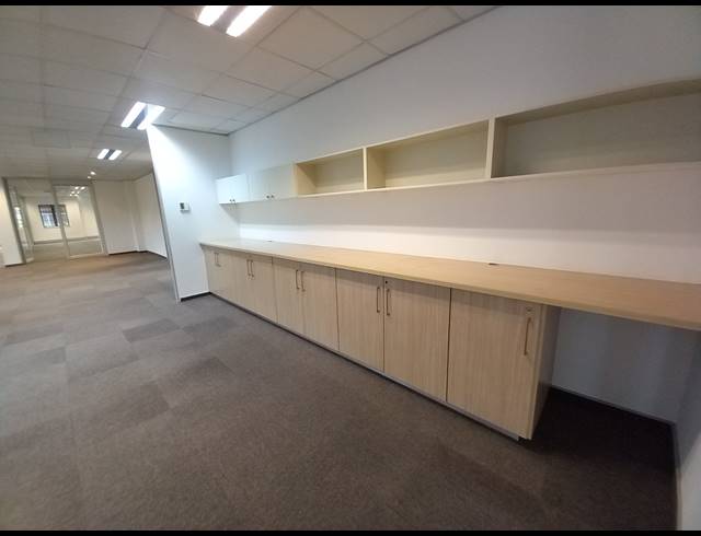 526M² OFFICE TO LET IN BRYANSTON
